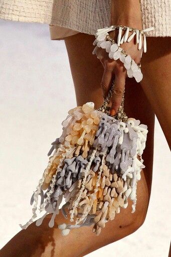 Love this Chanel novelty bag...especially if it was made with shells. Paris Fashion Week Chanel, Purse Style, Chanel Chanel, Chanel Spring, Wholesale Handbags, Style Photo, Novelty Bags, Cheap Handbags, Shell Jewelry