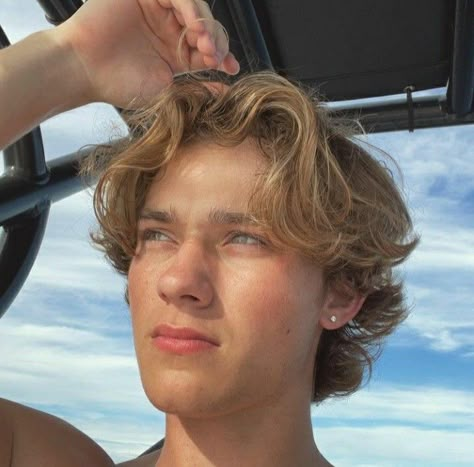 Middle Part Hairstyles Men, Middle Part Haircut, Hairstyles For Teenage Guys, Curly Hairstyles For Men, Long Hairstyles For Men, Medium Length Blonde, Men Blonde Hair, Surfer Hair, Blonde Hair Boy