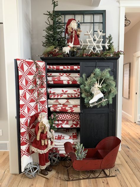 Decorating With Antiques Ideas, Quilt Shop Displays, Quilt Display, Two Color Quilts, Red And White Quilts, Quilts Decor, Quilt Storage, Web Blog, Primitive Christmas