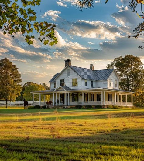 Beautiful Farms, White Picket Fence Ideas, Picket Fence Ideas, Old Southern Homes, Vintage Houses, Pretty Houses, Fence Designs, Southern House, American Farmhouse