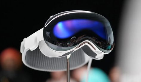 Gafas VR de Apple: ¿Innovación o Distopía? Hazleton, Pennsylvania, Estados Unidos.- Las nuevas gafas de realidad virtual de Apple, "Vision Pro", generan entusiasmo y preocupación a partes iguales. Con un precio elevado de $3.500 y un diseño futurista, este dispositivo promete revolucionar la forma en que interactuamos con el mundo digital. Sin embargo, surgen dudas sobre su impacto en la salud, la privacidad y la #Apple #GafasVR #Preocupaciones #Privacidad #realidadvirtual #Salud Hazleton Pennsylvania, Apple Vision Pro, Vision Pro, Mac