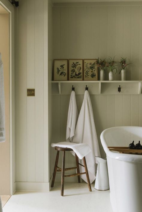 Ben Thompson brings English country home up to date at Heckfield Place English Country Bathroom, English Cottage Bathroom, Heckfield Place, Country Bathroom Designs, Georgian Interiors, Best Bathroom Designs, Country House Hotels, Decor Studio, Cottage Bathroom