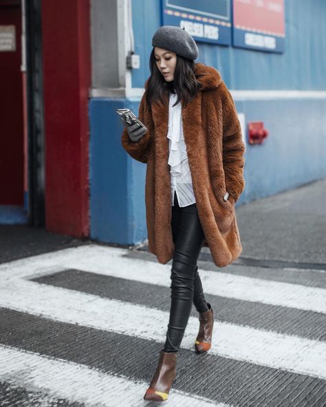 2.8m Followers, 148 Following, 14.2k Posts - See Instagram photos and videos from OOTD Magazine (@ootdmagazine) How To Wear A Beret, Faux Fur Coats Outfit, Beret Outfit, Pijamas Women, Fur Coat Outfit, Brown Faux Fur Coat, Chique Outfit, Teddy Bear Coat, Bear Coat