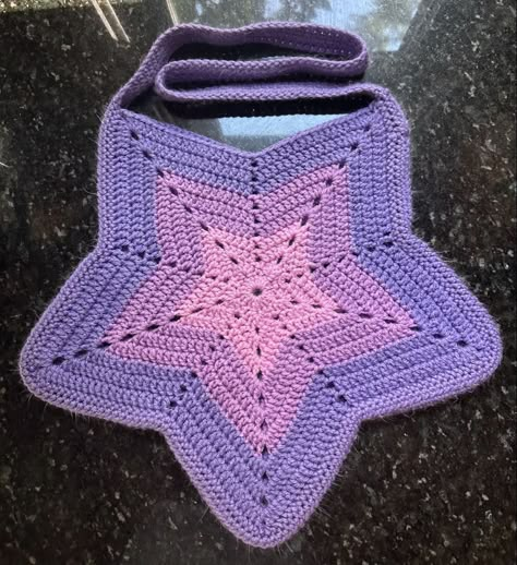 Gradient Yarn Projects, Star Bags Crochet, Gradient Yarn Crochet Pattern, Crochet Bag Purple, Crochet Star Bag Pattern Free, Crochet Ideas Purple, Star Bag Crochet Pattern, Purple Crochet Ideas, Purple Crochet Projects