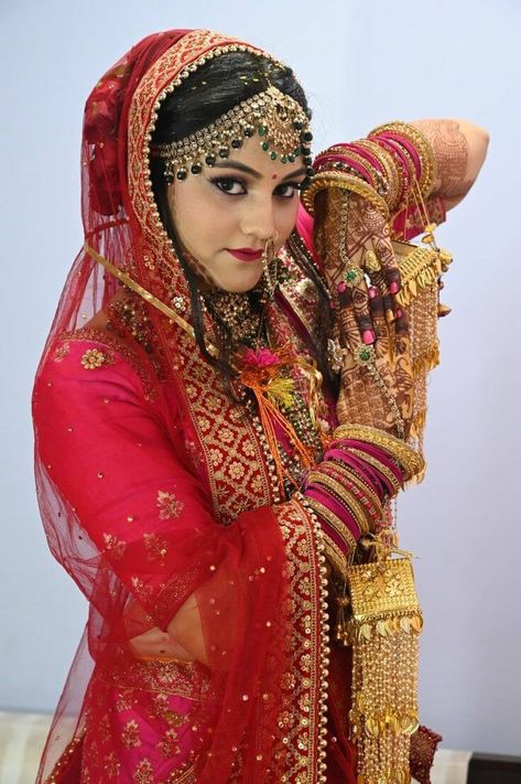 Dulhan Closeup Pose, Dulhan Closeup Photography, Indian Dulhan Single Pose, Dulhan Poj, Dulahan Poj, Single Bride Poses Indian Wedding, Singal Dulhan Pose, Dulhan Single Pose, Bride Poses Indian Wedding