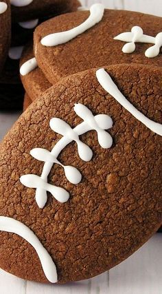 Football Chocolate Chip Cookies, Football Cutout Cookies, Football Shaped Cookies, Football Cupcakes Ideas, Decorate Brownies, Football Desserts, Decorated Brownies, New York Deli, Chocolate Footballs