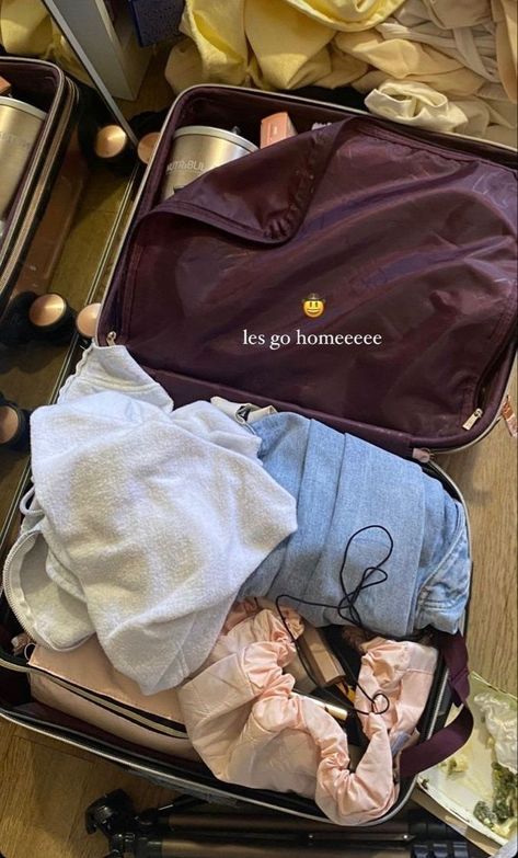 Travel Hacks & Travel Tips To Make Your Next Trip Easier Light Packing Tips, Igs Ideas, Travel Instagram Ideas, International Travel Essentials, Minimalist Packing, Airport Aesthetic, Travel Picture Ideas, Packing Ideas, Travel Pictures Poses