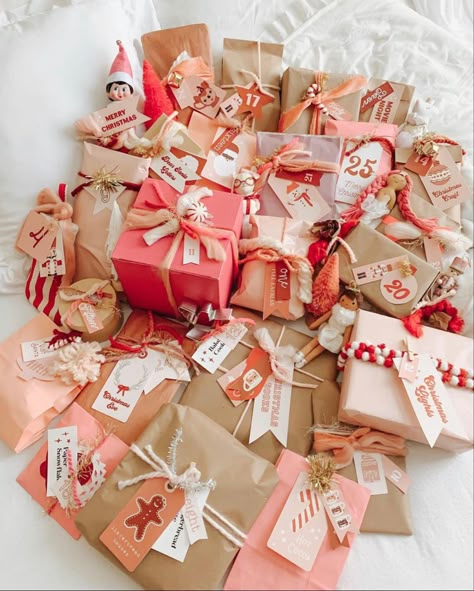 Homespun Christmas, Christmas December, Gift Wrapping Inspiration, Christmas Planning, Wrapping Gifts, Christmas Town, Holiday Packages, Wrapping Papers, Christmas Inspo