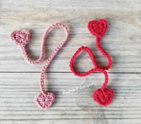 Hearts Bookmark Crochet Pattern Crochet Heart Bookmark Pattern, Crochet Bookmarks Free Patterns Animals, Crochet Heart Bookmarks Free Patterns, Free Crochet Patterns Bookmarks, Easy Crochet Bookmarks Free Patterns, Valentines Crochet Patterns, Bookmark Crochet Pattern Free, Yarn Bookmarks, Crochet Heart Bookmark