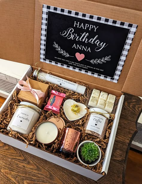 Birthday Gift Box For Friend, Gift Box For Mom Birthday, Birthday Box Ideas For Mom, Accessories Gift Box Ideas, Gift Box Birthday Ideas, Bath Kit Gift Ideas, Gift Box Ideas For Friend, Birthday Gift Boxes For Best Friend, Gift Box Ideas For Best Friend