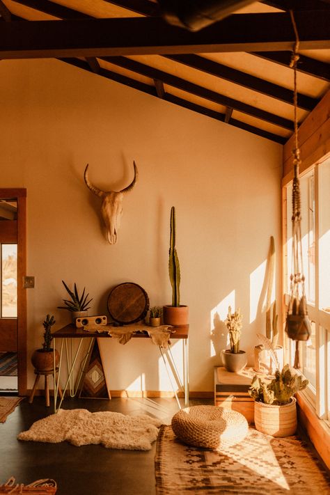 Joshua Tree Decor Rustic Modern, Southwest Room Decor, Joshua Tree Interior Aesthetic, 70s Country Aesthetic Home, 70s Southwestern Interior, Joshua Tree Kitchen, South West Home Decor, Joshua Tree Inspired Decor, The Joshua Tree House