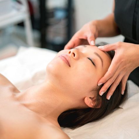 The best professional facials for glowing skin Manual Lymph Drainage, Lymph Drainage Massage, Drainage Massage, Pregnancy Massage, Lymph Massage, Relaxation Spa, Lymph Drainage, Spa Therapy, Head Massage