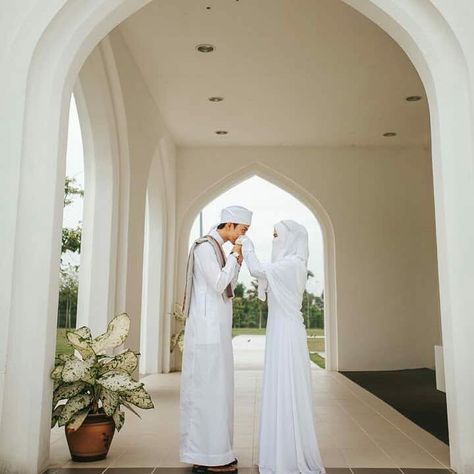 Muslim Wedding Photos, Pose Prewedding, Baju Kahwin, Muslim Wedding Photography, Muslimah Wedding Dress, Muslimah Wedding, Muslim Brides, Foto Wedding, Cover Wattpad