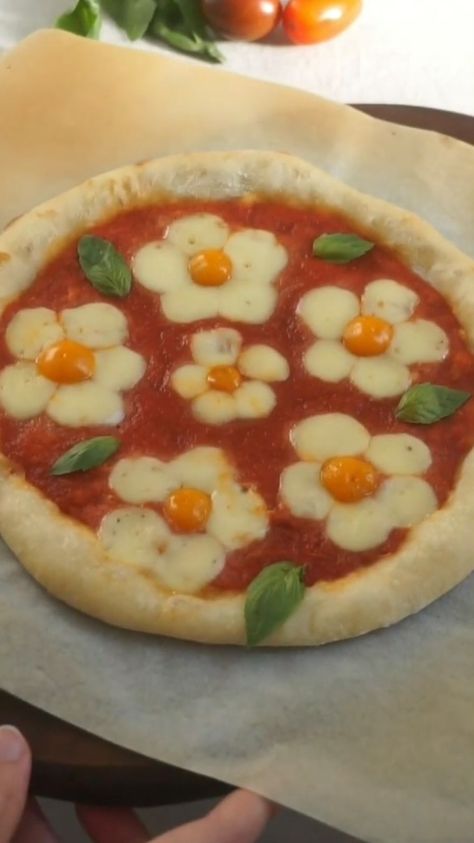 Flower Pizza, Cute Pizza, Diy Pizza, Personal Pizza, Cooking Easy, Pizza Recipes Homemade, Mini Pizza, How To Make Pizza, Picnic Foods