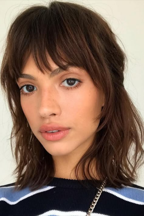 📸 katiedownermakeup "What we’re ending up with is a cross between the '90s shag and the harder '80s mullet – we're coining this 'the shullet' – the must-have hair trend for summer 2021!" Think: the classic choppy fringe of a mullet, with the feathery layers of a shag cut. Mullet Vs Shag, Brunette Mullet Women, Chrissie Hynde Haircut, Choppy Fringe Bangs, Fringe Shag Haircut, Layered Haircut With Fringe, Mullet Straight Hair Woman, Shag Hairstyles Straight Hair, Short Shag Straight Hair