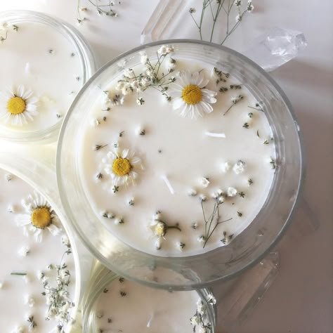 Homemade Flower Candles, Dried Floral Candle, Homemade Candles Aesthetic, Candles With Flowers In Them, Flower Candles Diy, Candles With Dried Flowers, Candles With Flowers, Candle With Flowers, Beach Theme Candles