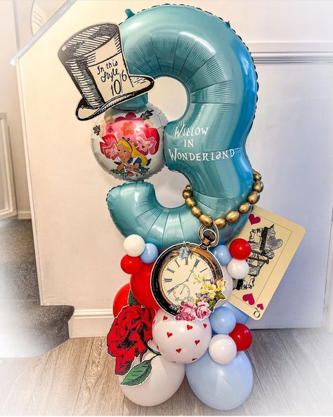 Alice In Wonderland Balloon Arch, Age Balloons, Bouquet Balloons, Party Balloons Diy, Disney Balloons, Balloon Clusters, Balloon Garland Diy, Mad Hatter Party, Balloon Display