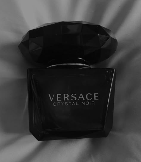 Dark Feminine Parfum, Versace Crystal Noir Aesthetic, Black Perfume Aesthetic, Blackberry Perfume, Dark Feminine Perfume, Versace Crystal Noir Perfume, Versace Crystal Noir, Ysl Perfume, Guess Seductive