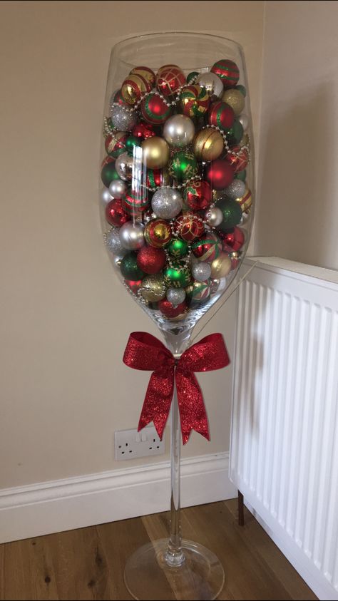 Giant wine glass filled with baubles 🎄 Giant Wine Glass Decor Ideas, Giant Wine Glass Decor, Wine Glass Gift Ideas Filled, Christmas Terrariums, Wine Glass Christmas Crafts, Wine Glass Christmas Decorations, Christmas Pub, Wine Glass Gifts Ideas, Giant Wine Glass