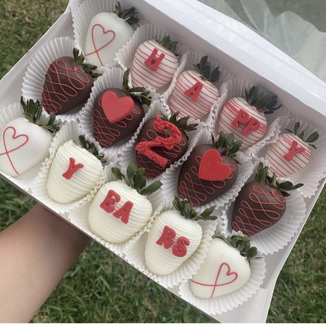 Valentine Chocolate Covered Strawberries, Anniversary Dessert, Anniversary Gift Baskets, Strawberry Box, Chocolate Covered Strawberry Recipe, Cute Anniversary Gifts, Chocolate Covered Strawberries Bouquet, Happy Anniversary Cakes, Strawberry Gifts