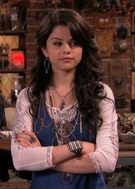 Alex Russo Wallpaper, 2000s Disney Shows, Alex Russo Outfits, Selena Icons, Fandom Characters, 2000s Tv Shows, Selena Gomez Outfits, Alex Russo, Selena Gomez Cute