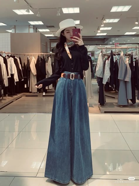 Balloon Leg Jeans Outfit, Balloon Pants Outfit Denim, Pallazo Jeans Outfit, Denim Palazzo Pants Outfit, Extra Wide Leg Jeans Outfit, Pallazo Pants Outfit, Balloon Pants Outfit, Technology Sculpture, Dressing Feminine