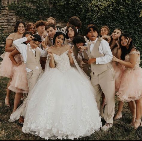 Quinceanera Court Outfits, Quinceanera Court Pictures, Quince Court Pictures, Quince Court Outfits, Photoshoot Ideas Casual, Quince Picture Ideas, Quince Court, Chambelanes Outfits, Quinceanera Court