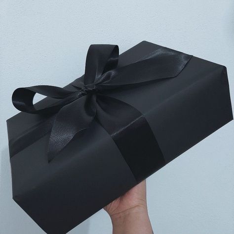 Gift Wrapping For Men Birthday, Black Gift Wrapping Ideas For Men, Gift Packaging Ideas For Men, Gift Wrapping Ideas Box Presents, Black Gifts For Boyfriend, Gift Box For Men Diy, Gift Wrapping Boyfriend, Luxury Birthday Gifts For Boyfriend, How To Wrap A Gift For Boyfriend