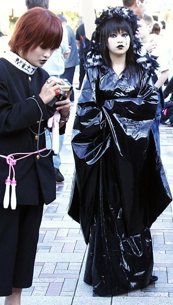 An epic #Goth geisha, they do it right in Japan! Goth Kimono, Geisha Fashion, Asian Goth, Japanese Goth, Modern Geisha, Plastic Outfit, Goth Stuff, Gothic Culture, Black Raincoat