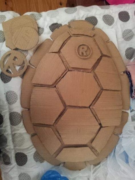 DIY ninja turtle shell cardboard and hot glue gun How To Make A Teenage Mutant Ninja Turtle Shell, Diy Turtle Costume For Kids, Ninja Turtle Costume Ideas, Cardboard Turtle Shell, Turtle Shell Costume Diy, Ninja Turtle Shell Diy, Diy Ninja Turtle Shell, Ninja Turtle Diy Costume, Diy Turtle Shell Costume