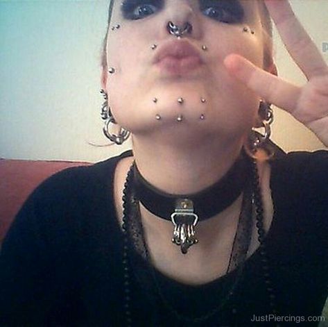 Chin Piercing, Triple Chin, Body Modification Piercings, Face Piercings, Cool Piercings, Post Its, Body Jewelry Piercing, Body Piercings, Body Modifications