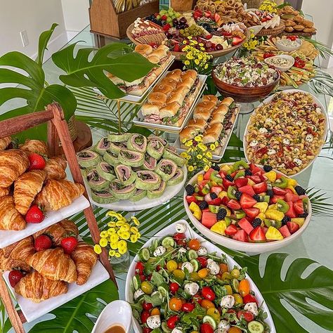 Alex Kamper | Kamper’s Kitchen | I don’t think I could love you more 💕⁣ ⁣ ⁣ ⁣ ⁣ #kamperskitchen #babyshower #grazingtable #lunch | Instagram Chafer Buffet Presentation, Buffet Lunch Ideas, Food Warmers Buffet Catering, Grazing Tables, Bars Recipes