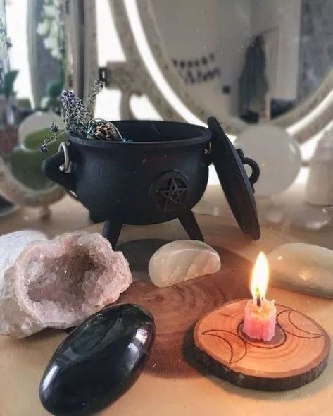 Minimal Witch Aesthetic, Witch Objects, Witchy Objects, Witchcraft Altar, Witch Board, Altar Ideas, Witches Altar, Wiccan Altar, Witchy Aesthetic