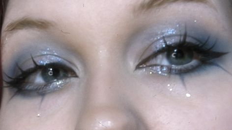 Dark blue makeup inspired by vkei (not vkei makeup!!) And sparkly! Blue Eyeshadow Halloween, Frosted Eyeshadow 90s, Dark Angel Makeup Looks Halloween, 80 Makeup And Hair, Dark Blue Makeup, Whimsigoth Makeup, Makeup Ideas For Blue Eyes, Melanie Martinez Makeup, Funky Makeup