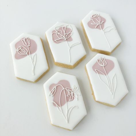 Valentines Cookie Gift Box Ideas, Goose Cookies Decorated, Modern Cookies Decorated, Elegant Royal Icing Cookies, Roundhouse Silhouette Cookies, Elegant Cookies Decorated, Flowers Cookies Decorated, Simple Cookie Designs, Simple Royal Icing Cookies