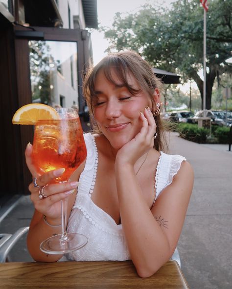 Dinner party aesthetic, aperol spritz, dinner and drink poses, whispy bangs inspo, bangs inspo, instagram dinner poses, poses by yourself, insta dinner party, summer aesthetic, southern summer inspo, insta inspo Photo With Drink, Pose With Drink, Poses With Drinks, Party Summer Aesthetic, Dinner Poses, Aperol Spritz Aesthetic, Dinner Party Aesthetic, Bangs Inspo, Southern Summer