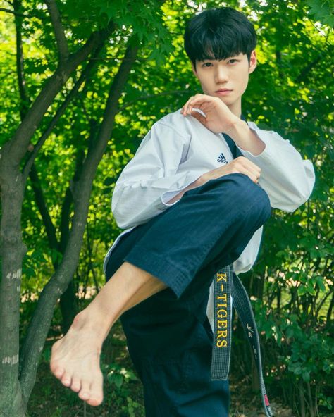 Taekwondo Poses Reference, Martial Arts Poses Reference Male, Taekwondo Reference, Taekwondo Photoshoot, Taekwondo Poses, Monk Poses, Kung Fu Poses, Martial Arts Poses, Karate Poses