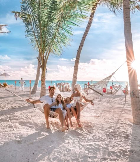 Dream Life Aesthetic Family Travel, Aesthetic Family Vacation, Maldives Family Photo, Family Travel Goals Aesthetic, Maldives Family Vacation, Future Vision Board Family, Travel Family Aesthetic, Perfect Family Aesthetic, Dream Life Aesthetic Family