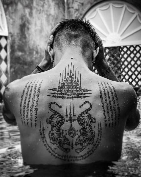 Muay Thai Tattoo, Traditional Thai Tattoo, Khmer Tattoo, Upper Back Tattoos, Thailand Tattoo, Trening Sztuk Walki, Sak Yant Tattoo, Sak Yant, Tattoo Inspiration Men