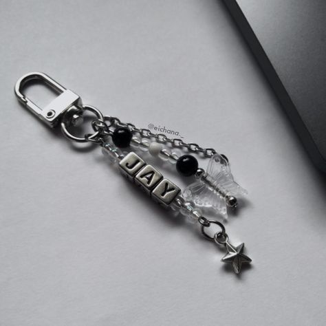 Keychain Aesthetic Ideas, Charms Aesthetic, Kpop Keychain, Keychain Charms, Mens Keychains, Diy For Men, Bead Charms Diy, Jewelry Accessories Ideas, Keychain Design