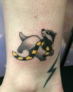 Tattoo Old School Black, Hufflepuff Tattoo, Hp Hufflepuff, Badger Tattoo, Hufflepuff Badger, Fandom Tattoos, Fox Tattoos, Hp Tattoo, Potter Tattoo