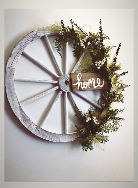 Farmhouse Wagon Wheel Decor, Wagon Wheel Ideas Diy Projects, Wagon Wheel Decor Indoor, Diy Wagon Wheel, Wheel Crafts, Farmhouse Diys, Wagon Wheel Decor, Lantern Decorations, Wheel Wreath