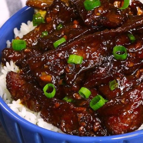 Tender and juicy beef smothered in an addictive sticky, slightly sweet and savory ginger garlic sauce. Beef Stir Fry Sauce, Asian Beef Stir Fry, Chinese Beef Stir Fry, Teriyaki Beef Stir Fry, Spicy Beef Stir Fry, Easy Beef Stir Fry, Easy Mongolian Beef, Slow Cooker Bacon, Steak Stir Fry