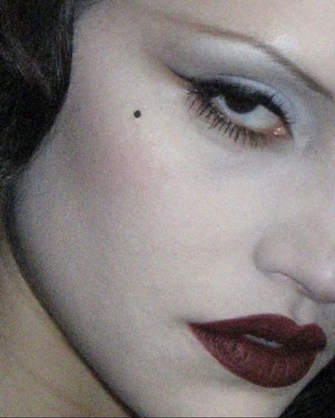 Vampire Makeup, Romantic Goth, Make Up Inspo, Goth Makeup, Blue Eyeshadow, Mode Inspo, Pretty Makeup, Artistry Makeup, Cute Makeup