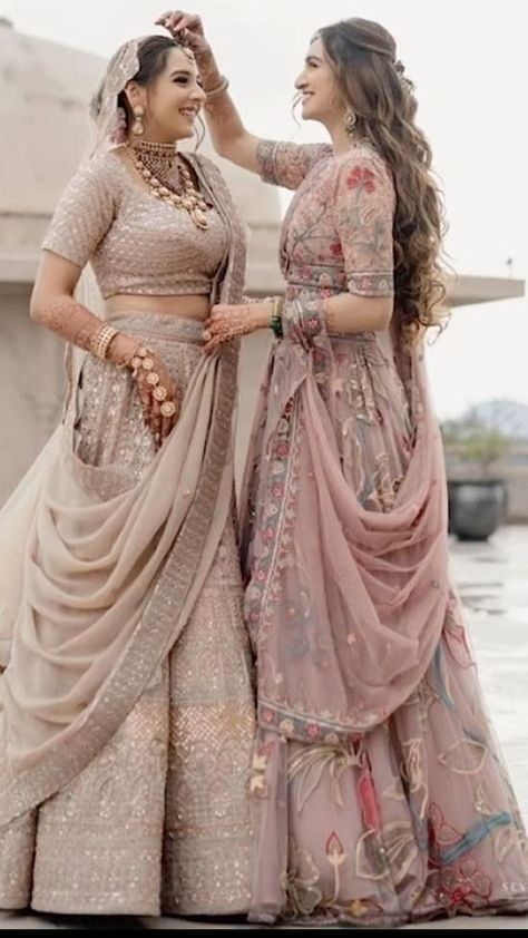 Unique Photo Ideas, Desi Bridesmaids, Bridesmaid Indian, Wedding Outfits Indian, Bridesmaid Poses, Brides Sister, Indian Bride Poses, Bridesmaid Pictures, Bridesmaid Photoshoot