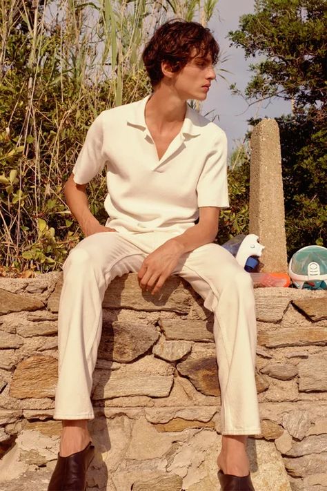 Sandro Spring 2021 Menswear Collection | Vogue White Outfit For Men, Monochrome Outfit, Foto Poses, Elegante Casual, Outfit Trends, Men Fashion Casual Outfits, Summer Outfits Men, Menswear Collection, White Outfits