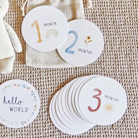 Capturing Memories: Baby Milestone Cards Diy Milestone Cards, First Year Milestones, Baby Handprint Art, Baby Handprint Crafts, Milestone Stickers, Baby Handprint, Diy Bebe, Baby Milestone Cards, Baby Birth Announcement