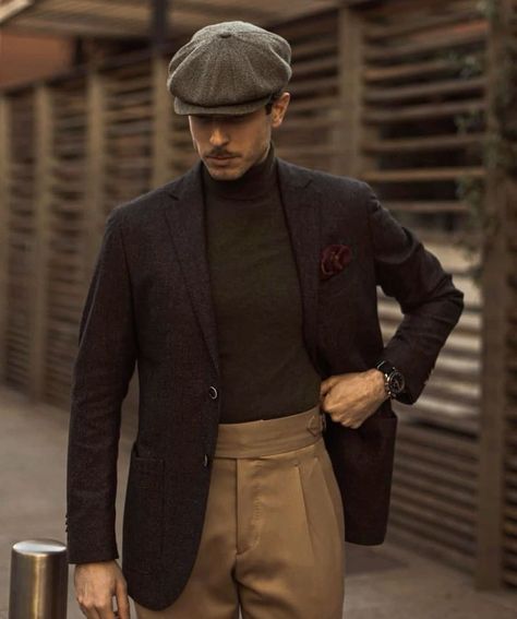 A sophisticated blend of vintage and modern menswear featuring a dark tailored blazer, high-waisted beige trousers, and a classic flat cap. The look is completed with a turtleneck sweater, a pocket square, and minimal accessories, exuding timeless elegance and charm. Men's Vintage Style, Elegant Outfit, Style Elegant, Men's Style, Vintage Style, Street Style, On Instagram, Instagram