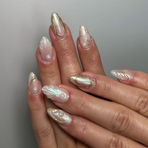 The prettiest ethereal mermaid nails 🐚 3D gel, shell design, chrome glaze in gold & blue/green, almond shape, pearls <3 Ethereal Nails, Nails 3d Gel, Ethereal Mermaid, Shell Nails, Nails 3d, Mermaid Nails, Pearl Nails, Almond Shape, Shell Design