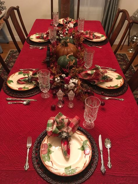 Apple Tablescape, Table In The Kitchen, Franciscan Apple, Apple Christmas, Happy Christmas Day, Blue Christmas Decor, Christmas Dining Table, Tablescape Ideas, Tartan Christmas